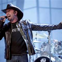 Chart Rewind: In 2004, Tim McGraw Landed His Longest-Leading No. 1 With ‘Live Like You Were Dying’