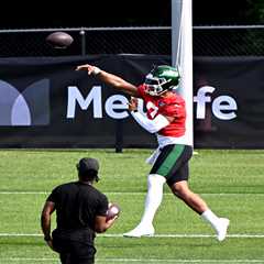 Justin Fields shows off his Jets deep ball potential to open training camp