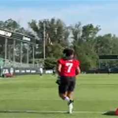 Justin Fields runs back onto field to calm Jets injury worries