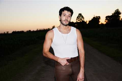 Sebastián Yatra Hits No. 1 Milestone on Latin Airplay Chart With ‘La Pelirroja’