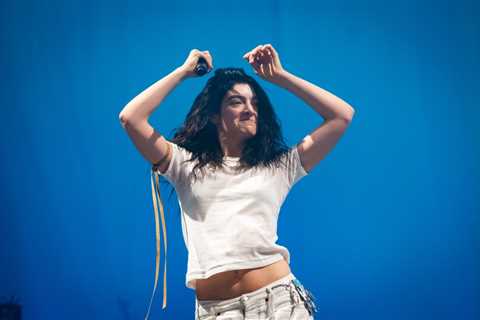 Lorde Scores Fourth ARIA No. 1 Album With ‘Virgin’