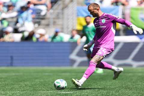 Sounders goalie Stefan Frei taken off field in ambulance in scary MLS scene