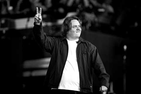 Lewis Capaldi Performs ‘Survive,’ Says Glastonbury Return Was ‘Best Day of My Life’ on..