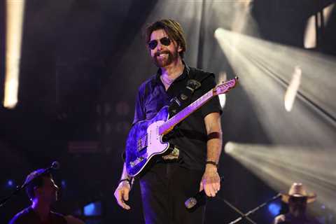 Ronnie Dunn Has a Funny Response After Fans Spot Him Using Lyrics Cheat Sheet During Song With..