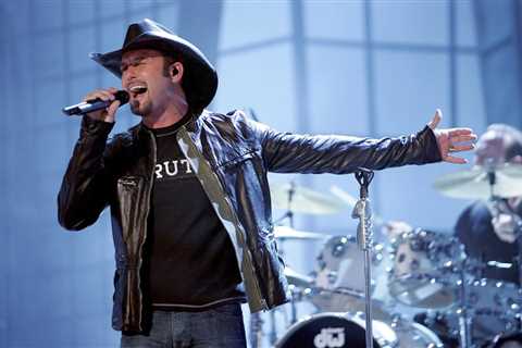 Chart Rewind: In 2004, Tim McGraw Landed His Longest-Leading No. 1 With ‘Live Like You Were Dying’