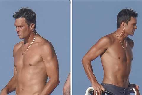 Tom Brady Flaunts Shirtless Body On Yacht Sans Sofia Vergara