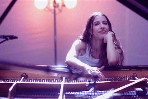 Debi Nova Addresses ‘Very Traumatic Moment’ on New Album, ‘Todo Puede Convertirse en Canción’