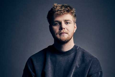 Alex Warren’s ‘Ordinary’ Leads Hot 100 for Seventh Week, Justin Bieber & Ravyn Lenae New in Top 10