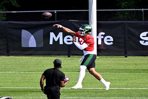 Justin Fields shows off his Jets deep ball potential to open training camp