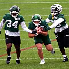 Isaiah Davis makes over-the-shoulder grab as stock keeps rising at Jets camp