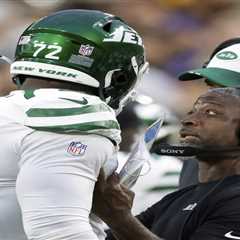 Aaron Glenn watches Jets struggle with penalties again: ‘Got to clean those up’