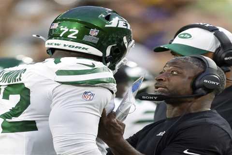 Aaron Glenn watches Jets struggle with penalties again: ‘Got to clean those up’