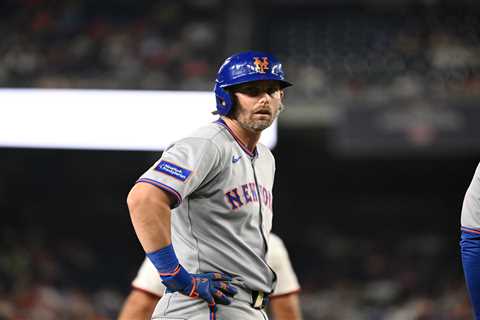 Jeff McNeil out of Mets lineup while dealing with shoulder discomfort ‘big time’
