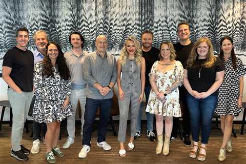 Emily Ann Roberts Signs With RECORDS/Sony Music Nashville: ‘It Feels Like I’m Just Gettin’ Started’