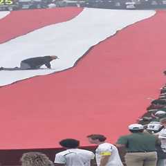Man gets stuck on top of massive American flag before Jets-Steelers game