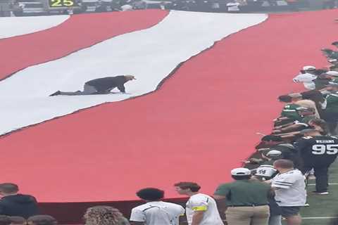 Man gets stuck on top of massive American flag before Jets-Steelers game