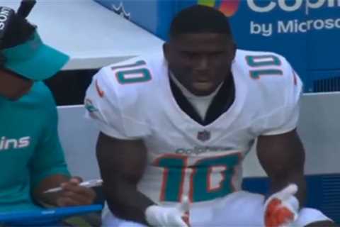Tyreek Hill visibly frustrated on Dolphins’ bench during ugly season-opening loss to Colts
