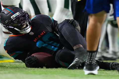 Dolphins’ Tyreek Hill carted off after horrific leg injury vs. Jets