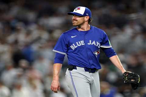 Former Blue Jays All-Star rips John Schneider’s decision to pull Shane Bieber in brutal loss to..