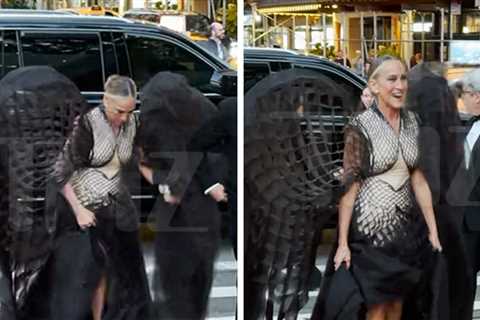 Sarah Jessica Parker Stumbles Over Skirt of Her Elaborate Dress, on Video