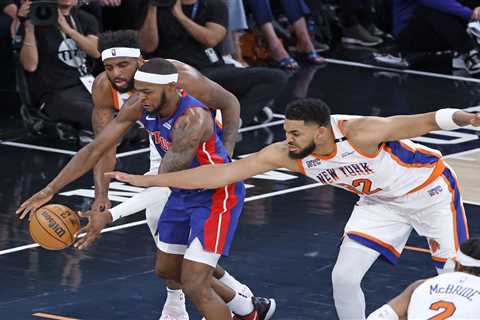 Mike Brown embracing ‘different dimension’ of Knicks’ Karl-Anthony Towns, Mitchell Robinson pairing