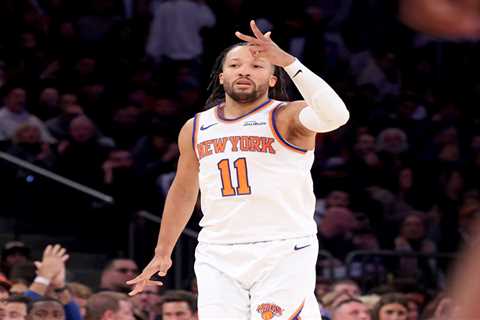 Knicks flip switch after slow start to roll past Celtics in second straight win to start season