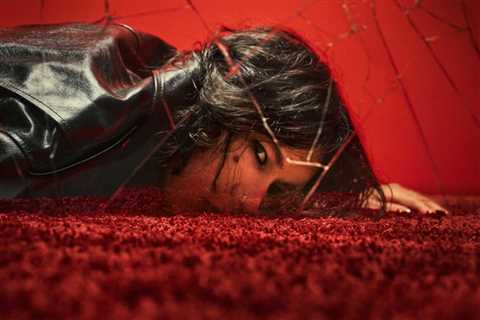 Kenshi Yonezu on ‘Unconscious’ Links Between ‘IRIS OUT’ / ‘JANE DOE,’ Reconnecting With ‘CHAINSAW..