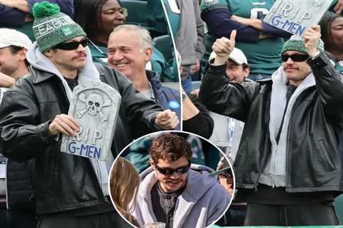 Pete Davidson mocks Giants with Halloween decoration as star’s flip to Eagles fandom hits next level