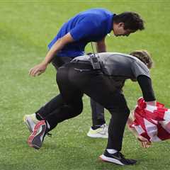 Fan runs onto field with American flag to delay World Series Game 6