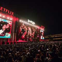 Juan Gabriel Concert Screening Draws 170,000 People to Mexico City’s Zócalo