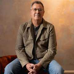 Vince Gill To Receive CMA Willie Nelson Lifetime Achievement Award
