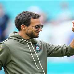 Dolphins coach Mike McDaniel bizarrely sidesteps questions about viral photo outside Bills bar