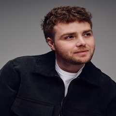 Jennifer Aniston, Max Greenfield Help Alex Warren Announce Arena Tour