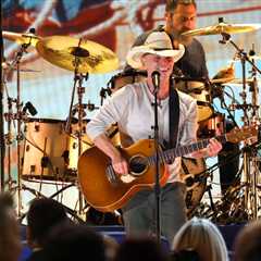 Kenny Chesney Cruises Through a Pair of His Hits at 2025 CMA Awards