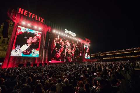 Juan Gabriel Concert Screening Draws 170,000 People to Mexico City’s Zócalo