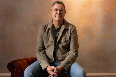 Vince Gill To Receive CMA Willie Nelson Lifetime Achievement Award