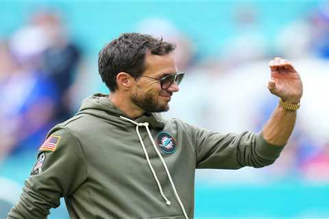 Dolphins coach Mike McDaniel bizarrely sidesteps questions about viral photo outside Bills bar