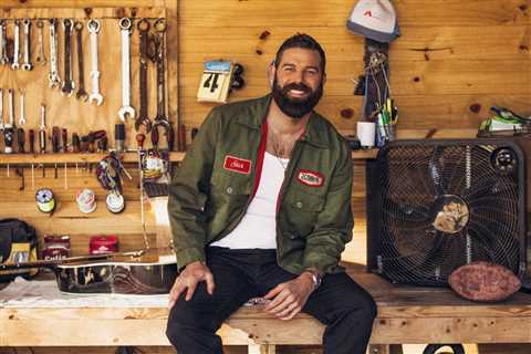 Jordan Davis and Crew ‘Truck Around’ & Find His Relationship-Fleeing Latest Single: ‘Her Memory Is..