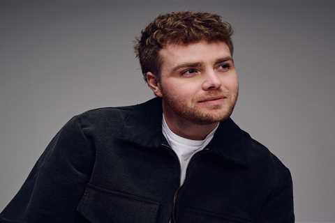 Jennifer Aniston, Max Greenfield Help Alex Warren Announce Arena Tour