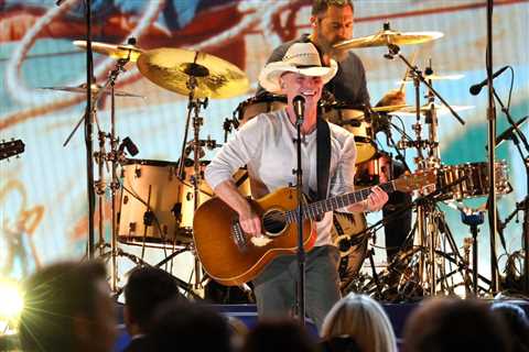 Kenny Chesney Cruises Through a Pair of His Hits at 2025 CMA Awards