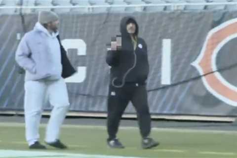 Aaron Rodgers flips off camera before missing Steelers-Bears clash