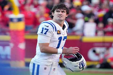 Colts’ Daniel Jones playing through fractured fibula ahead of stretch run