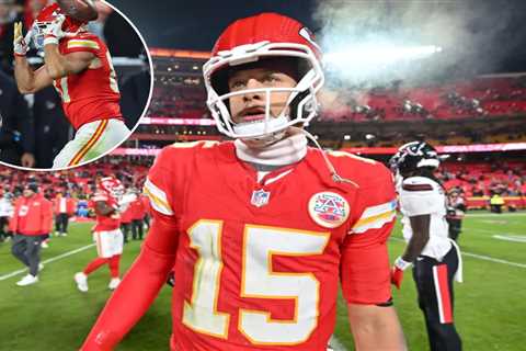 Patrick Mahomes’ awful night, brutal Travis Kelce drop has Chiefs on brink of missing playoffs