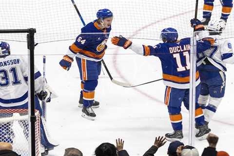 Ilya Sorokin backstops Islanders to shootout win and season sweep of Lightning