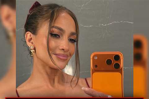 Jennifer Lopez Accused of Photoshop in Bodacious Holiday Dress