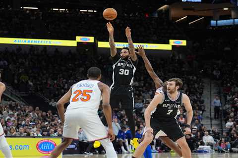 Knicks blow late double-digit lead to Spurs to end 2025 on sour note