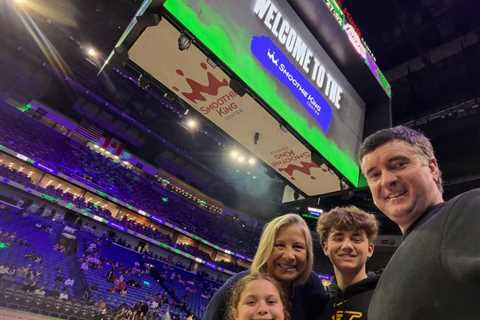 LeBron James mingles with Bubba Watson after Lakers’ win