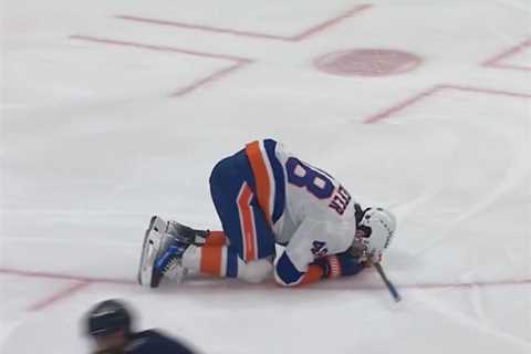 Matthew Schaefer taken off ice by concussion spotter in potential Islanders nightmare