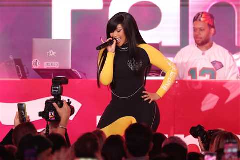 Cardi B Jokes About ‘Jumpin’ ICE, Channels Selena During Little Miss Drama Tour Opener: 7..