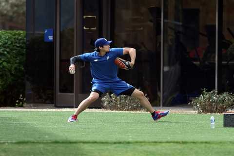 Shohei Ohtani looks jacked in return to Dodgers spring training